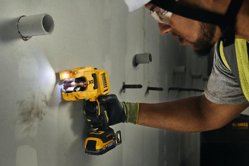 DEWALT DCE154N, DCE154N-XJ Werkzeug an Wand genutzt; Kategorie Fotografie.